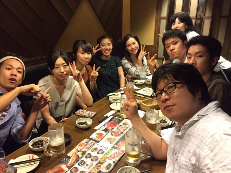 Lâm Nhi và các đồng nghiệp tại chỗ làm thêm